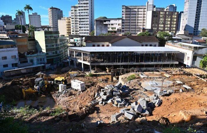 Prefeito participa de visita técnica à obra de R$ 20 milhões em escola no Centro de Vitória