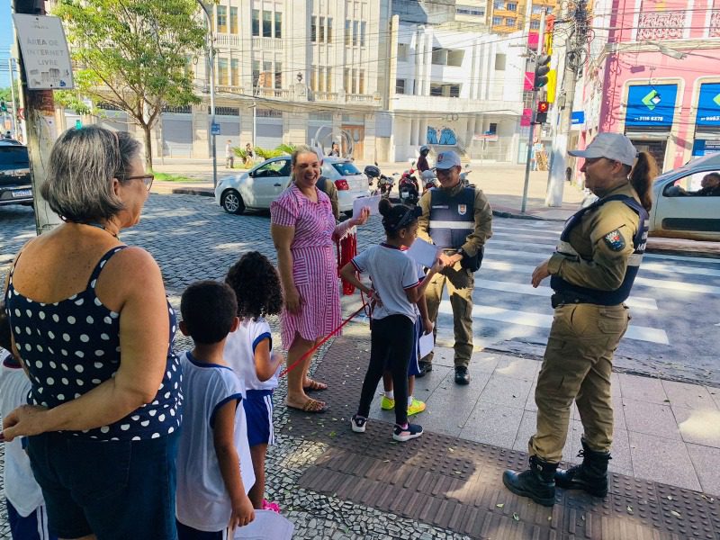Crianças participam de campanha de incentivo à educação no trânsito no Centro de Vitória