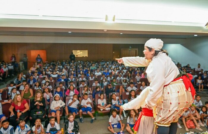 Peça teatral é destaque em tarde de arte, cultura e educação no auditório da PMV