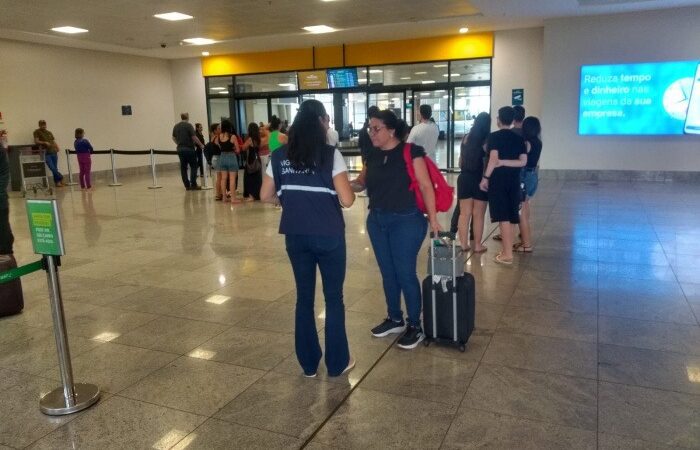 Conscientização em Vitória: Agentes da Vigilância Sanitária orientam turistas