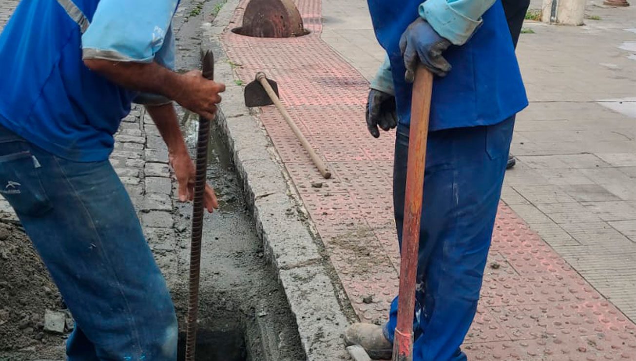 Prefeito Lorenzo Pazolini age rapidamente e resolve problema de alagamento em bueiro na Praça Costa Pereira