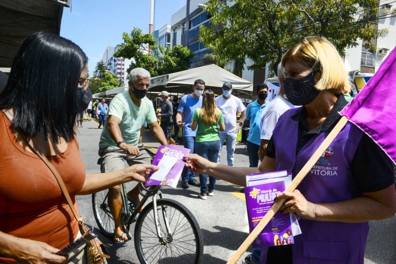 Agosto Lilás: Maria da Penha visita feiras para falar sobre o empoderamento feminino