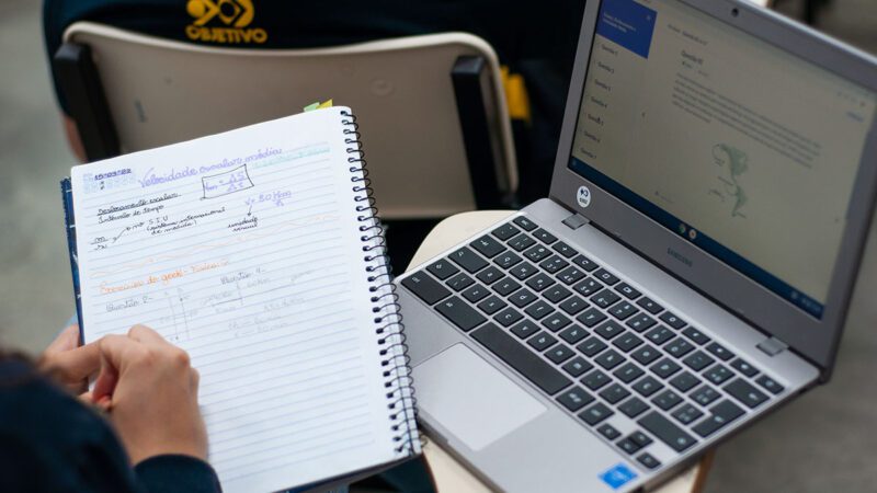 Calçadão Serra – Educação leva chromebooks e contação de histórias para criançada no serra + cidadã em Balneário de Carapebus