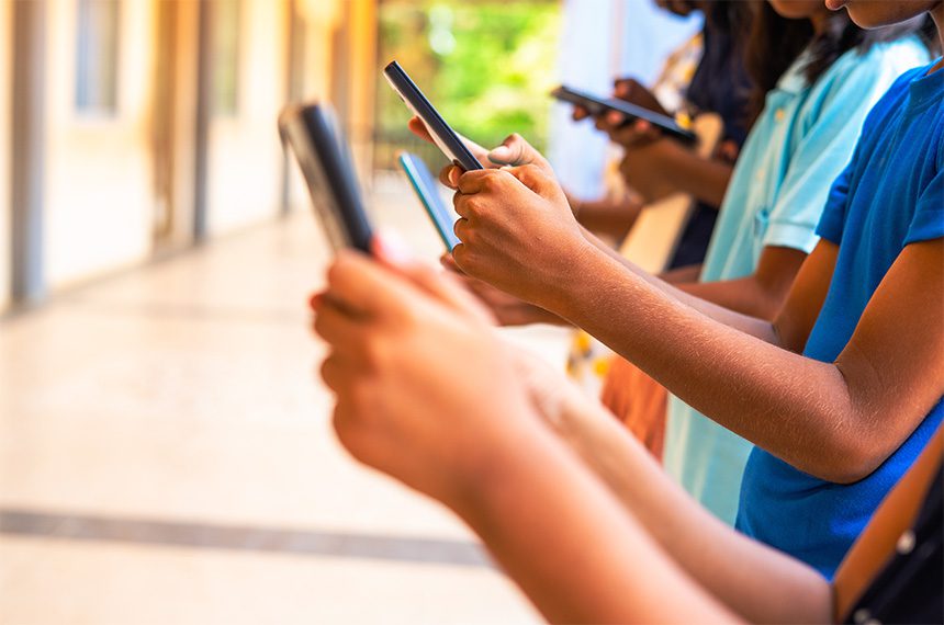Calçadão Brasil – Banimento dos celulares no ambiente escolar é uma medida de “redução de danos”.