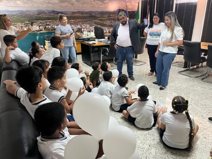 Calçadão Destaca – Rodrigo Borges recebe abraços de alunos da escola Florisbela
