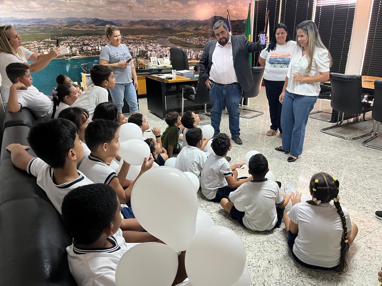Calçadão Destaca – Rodrigo Borges recebe abraços de alunos da escola Florisbela