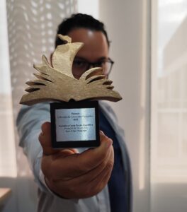 Luis Felipe Mayorga apresenta seu prêmio Odisseia de Literatura Fantástica em primeiro plano