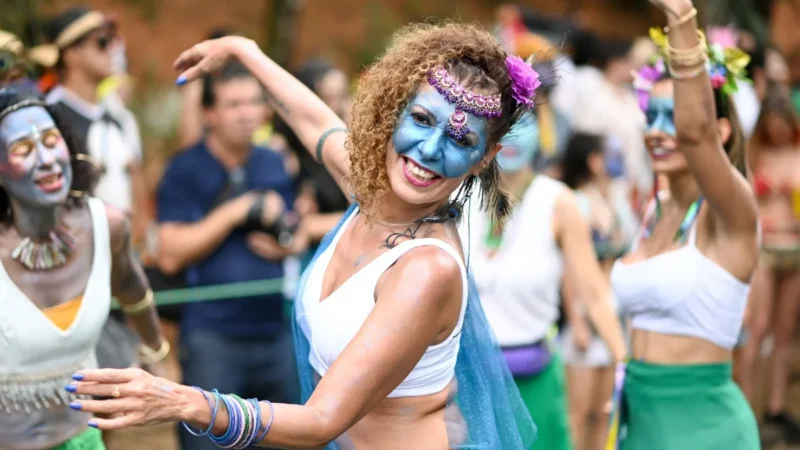 Calçadão Carnaval – MG – Brasil –  Mar de gente feliz e alegre é marca do Carnaval mineiro