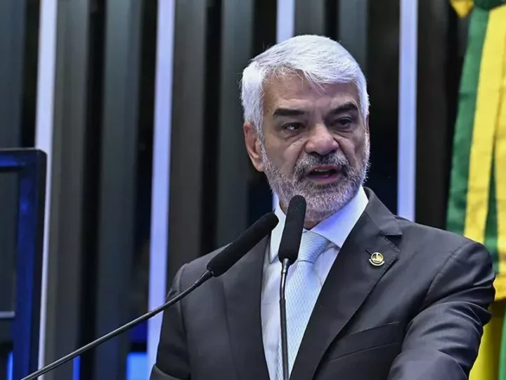 Calçadão Política – Senador – Humberto Costa – “Flávio Bolsonaro é uma vergonha nacional”, escreveu Costa no X. “Um entreguista de primeira hora, como o pai. Um sujeito desse não pode representar o Brasil em nada. É um proscrito. O BRASIL É NOSSO! — Somos donos do nosso país. E nenhum entreguista vai nos vender, dar nossas riquezas. O Brasil é dos brasileiros”, Declarou o senador petista