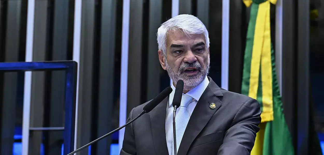 Calçadão Política – Senador – Humberto Costa – “Flávio Bolsonaro é uma vergonha nacional”, escreveu Costa no X. “Um entreguista de primeira hora, como o pai. Um sujeito desse não pode representar o Brasil em nada. É um proscrito. O BRASIL É NOSSO! — Somos donos do nosso país. E nenhum entreguista vai nos vender, dar nossas riquezas. O Brasil é dos brasileiros”, Declarou o senador petista