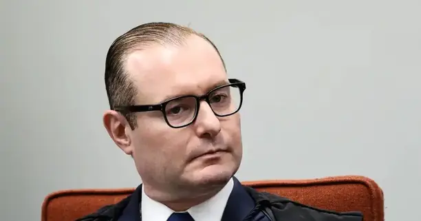 Calçadão – Brasil – TSF –  Cristiano Zanin oficializado como ministro substituto do TSE