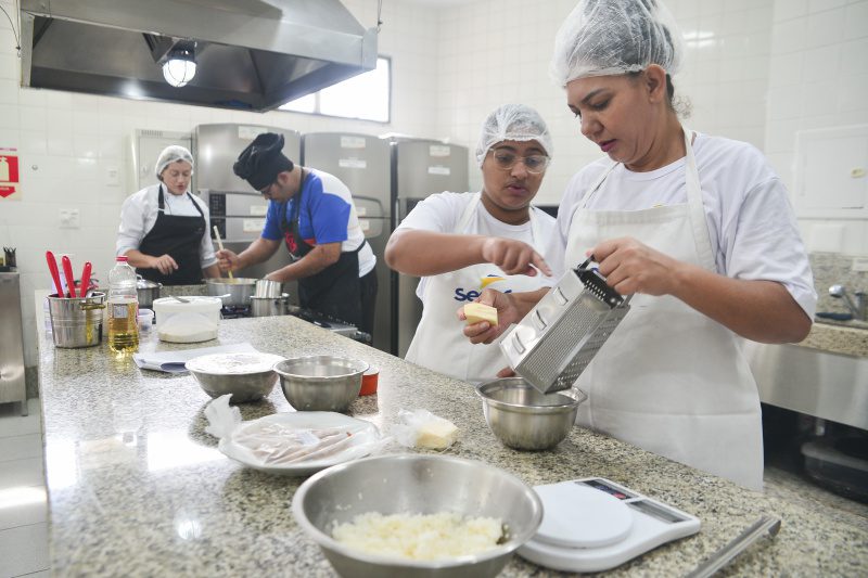 Prefeitura de Vitória oferece cursos profissionalizantes; saiba como se inscrever