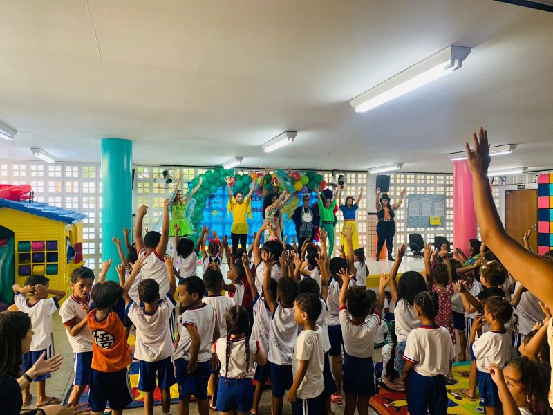 Teatro musical garante muita diversão para crianças de Cmei no bairro Bonfim