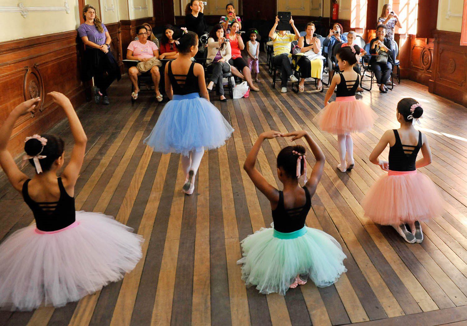 Fafi anuncia vagas remanescentes para áreas de Dança e Música