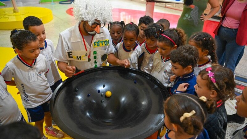 Programação de aniversário encanta crianças e estudantes na Escola de Física