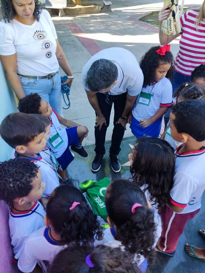 Alunos de Jesus de Nazareth visitam a calçada da fama do esporte capixaba