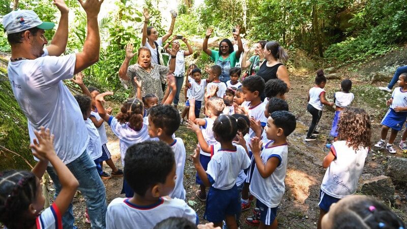 Alunos aprendem sobre água e mata atlântica no Parque Gruta da Onça