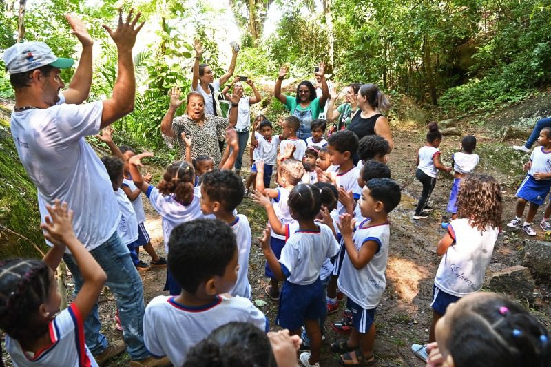 Alunos aprendem sobre água e mata atlântica no Parque Gruta da Onça