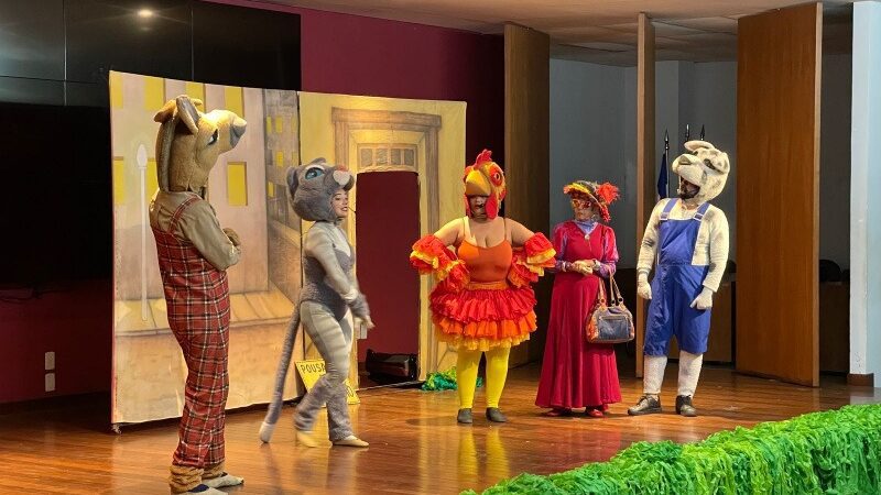 Auditório da PMV recebe estudantes da rede municipal para uma manhã de sessão teatral