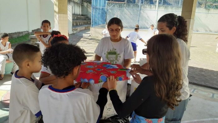 Estudantes aprendem a reaproveitar garrafas plásticas em oficina de confecção de pufes