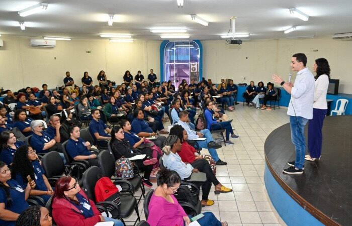 Assistentes de secretaria escolar participam de tarde de treinamento na área de educação