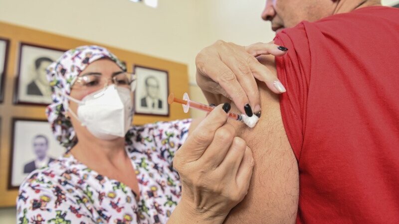 Vitória realiza campanha de vacinação em universidades e centros de convivência