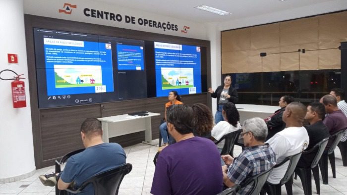 Lideranças comunitárias recebem instruções da defesa civil para identificar áreas de risco