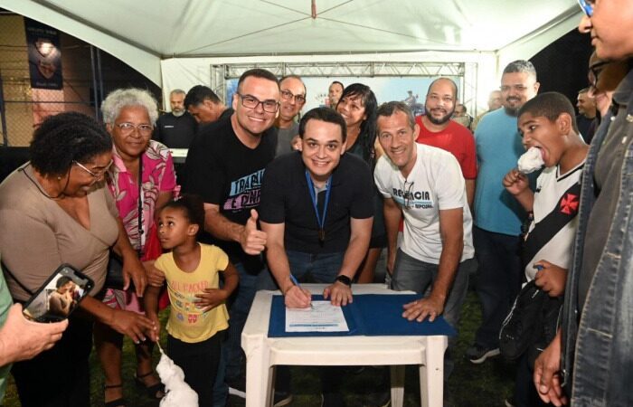 Moradores do bairro Jabour animados com início da reforma do campo após Ordem de Serviço