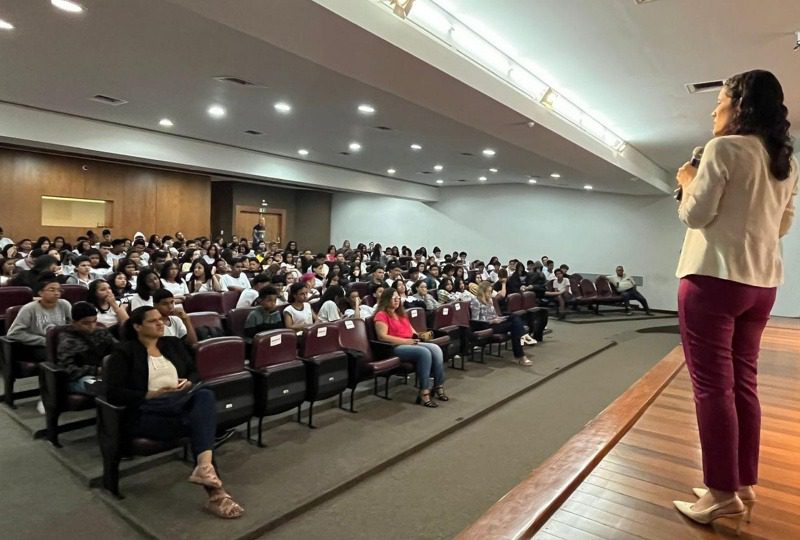 Conscientização sobre abuso e exploração sexual: Estudantes engajados em palestra educativa