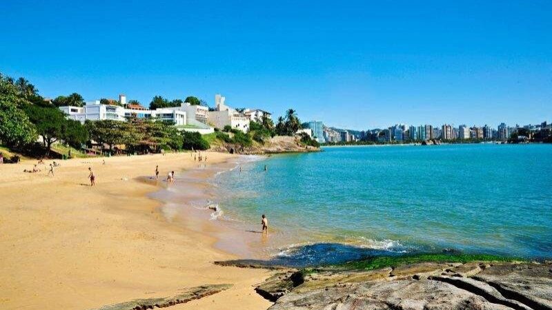 Bandeiras Verdes Sinalizam que as Praias de Vitória Estão Propícias para Banho