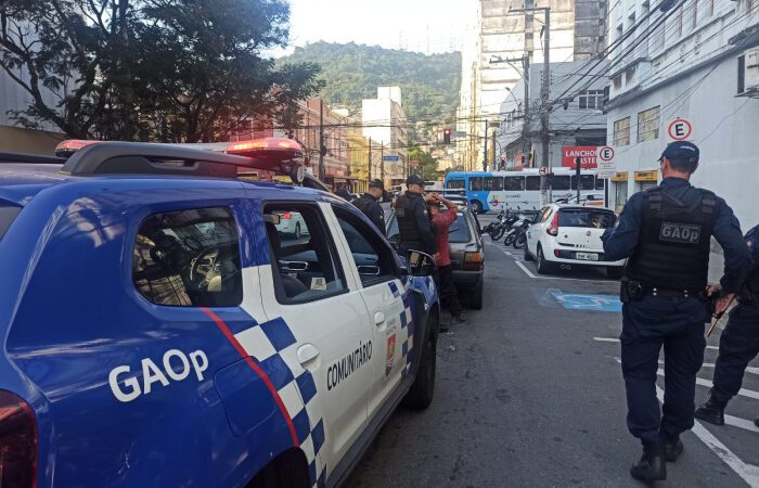 Motorista é preso ao ser flagrado com carro roubado no Centro de Vitória