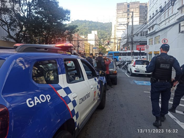 Motorista é preso ao ser flagrado com carro roubado no Centro de Vitória