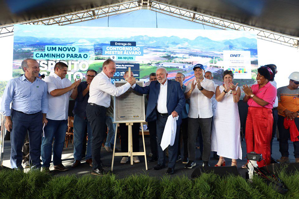 Lula visita estado e inaugura obra ao lado de Casagrande