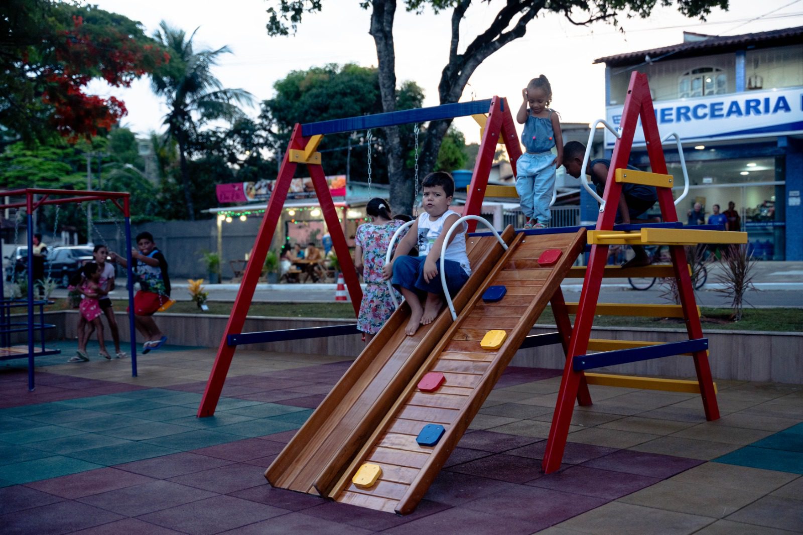 Calçadão Guarapari – Edson Magalhães inaugura praça com novas estruturas em Meaípe