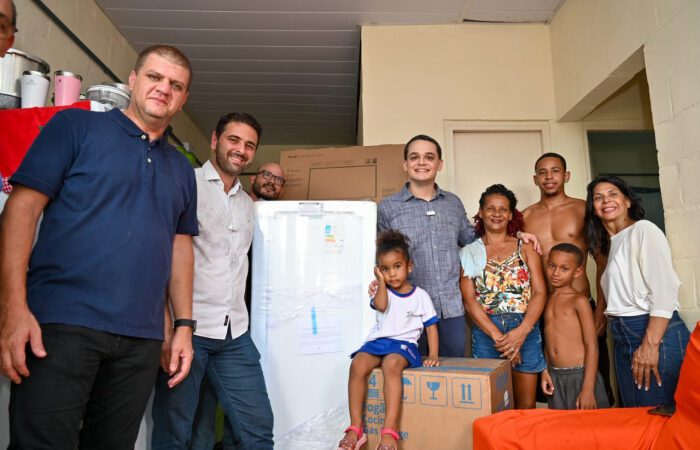 Calçadão Vitória – Programa Casa Feliz e Segura: famílias de Conquista recebem eletrodomésticos