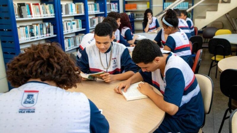 Calçadão Vila Velha – Dia do livro incentiva jovens ao bom habito de ler nas escola