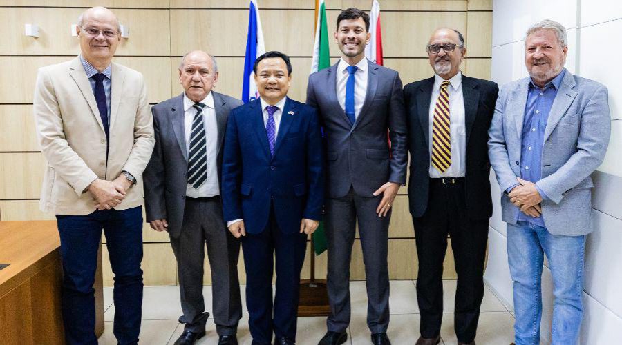 Calçadão ES – Arnaldinho busca ampliar parcerias com vista do embaixador do Vietnã